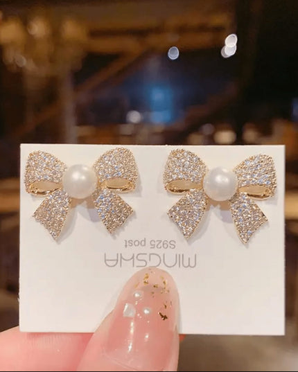 Pearl with bow shape earning