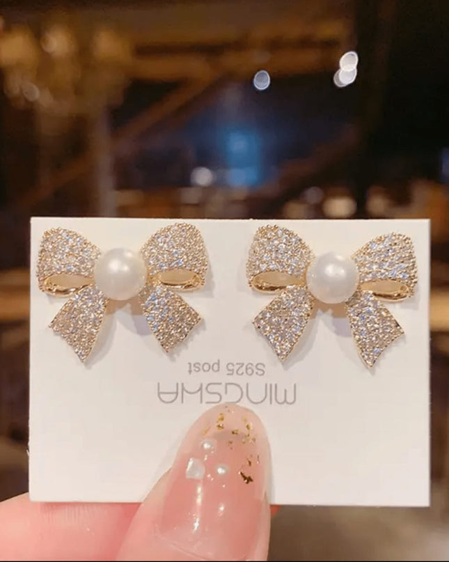 Pearl with bow shape earning