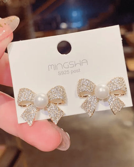 Pearl with bow shape earning